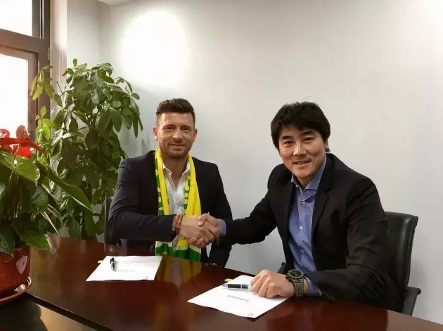 上街，看见车不如自己的，也会骂别人是穷吊。