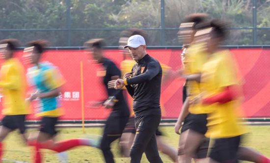 小嫩模无套内谢第一次